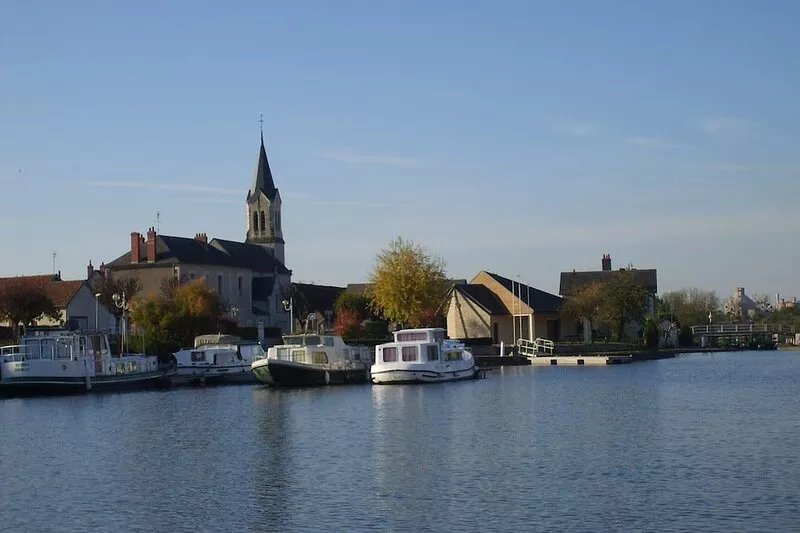 On the "Loire à vélo" route, between Loire and Canal Latéral à la Loire