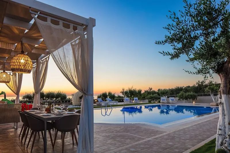 Full Privacy, 100m2 Outdoor Pool, Indoor heated Pool, Sea View!
