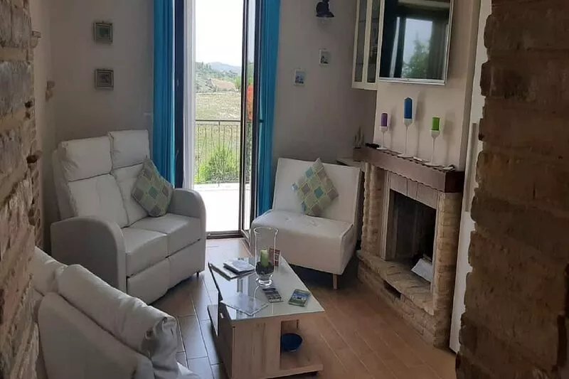 Countryhouse with pool (sleeps 14 reserving also adjacent cottage 24 persons)