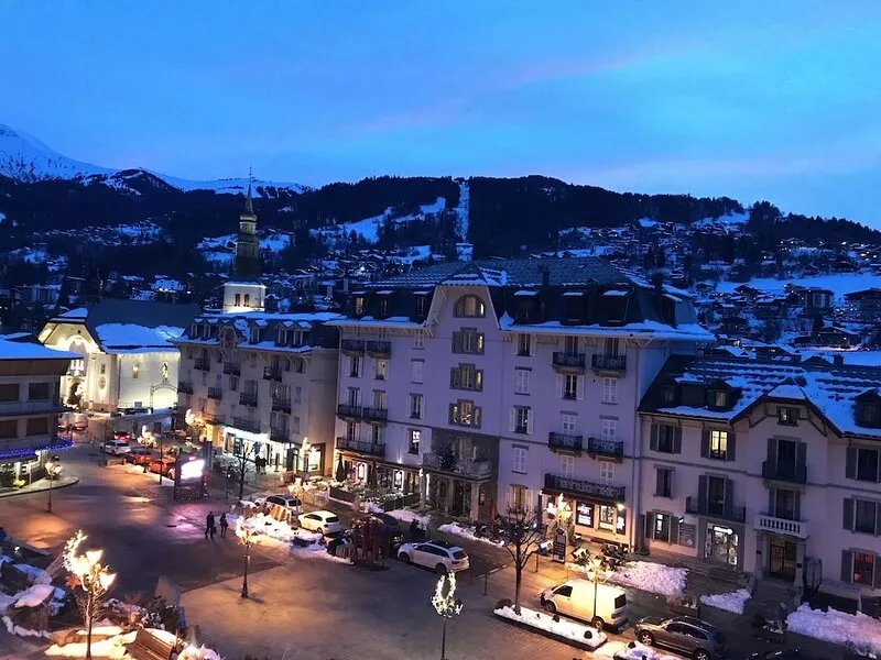 Stunning, modern 3 bedroom apartment with mountain views - centre of St. Gervais