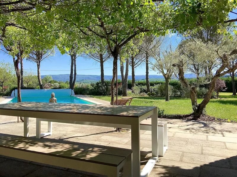 Charming villa in natural stone, beautifull garden, a lot of privacy. Gordes