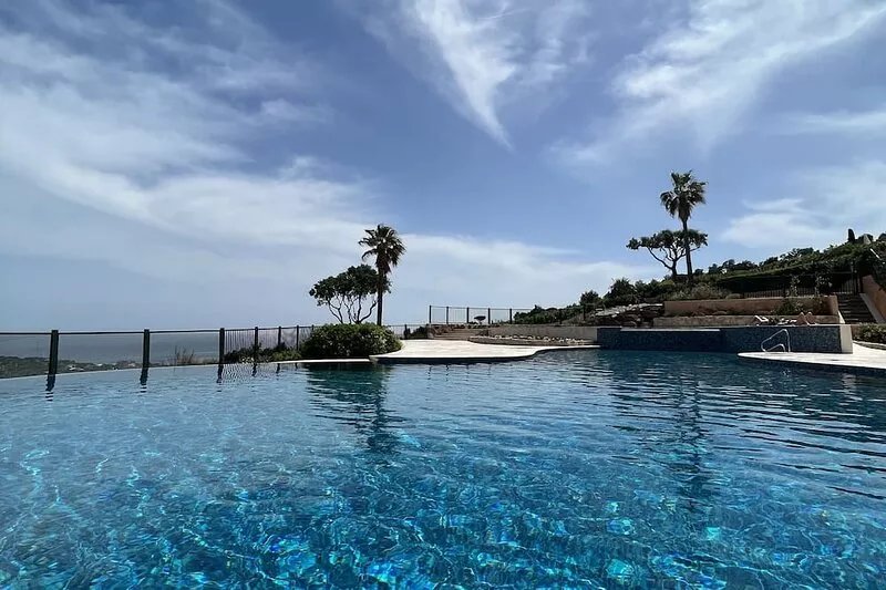 65 m² air-conditioned Mazet with sea view. New in 2023: renovated swimming pool.