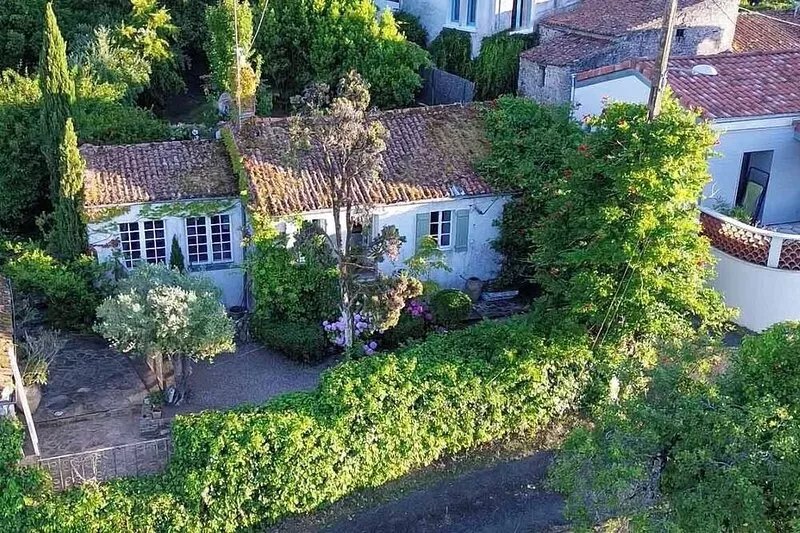 Exceptional location, charming house on the banks of the Loire