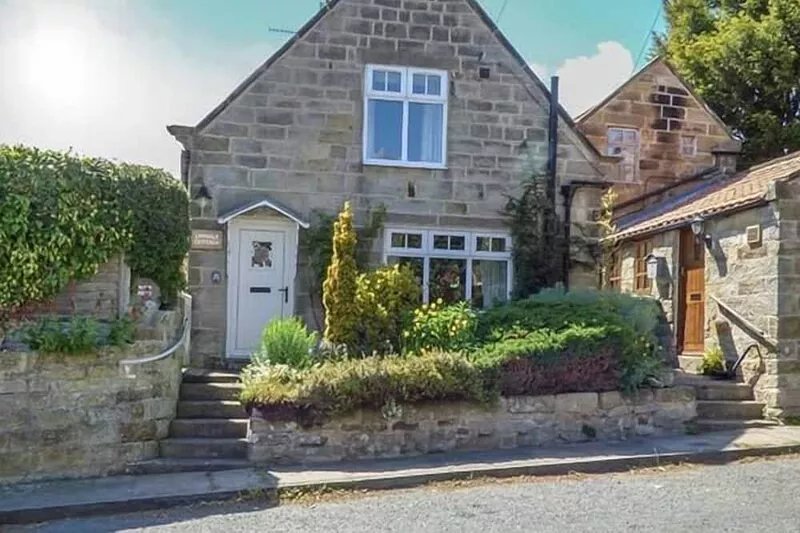 LYNDALE COTTAGE, family friendly, with open fire in Robin Hood’s Bay