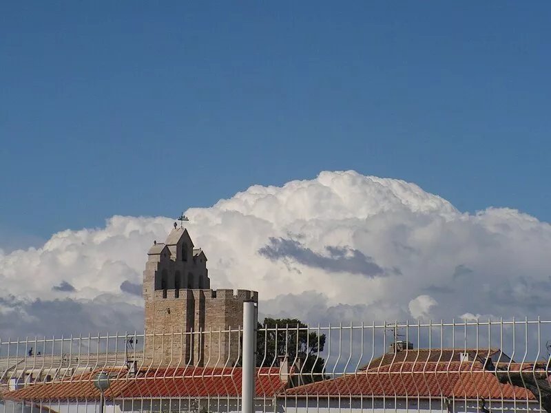 Typical apartment with charm in a secure residence close to the sea