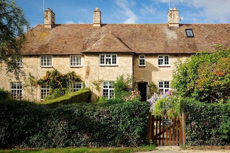 Swallows Rest Cottage - sleeps 6 guests  in 4 bedrooms