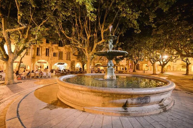 Luxurious & comfortable apartment overlooking the Place aux Herbes