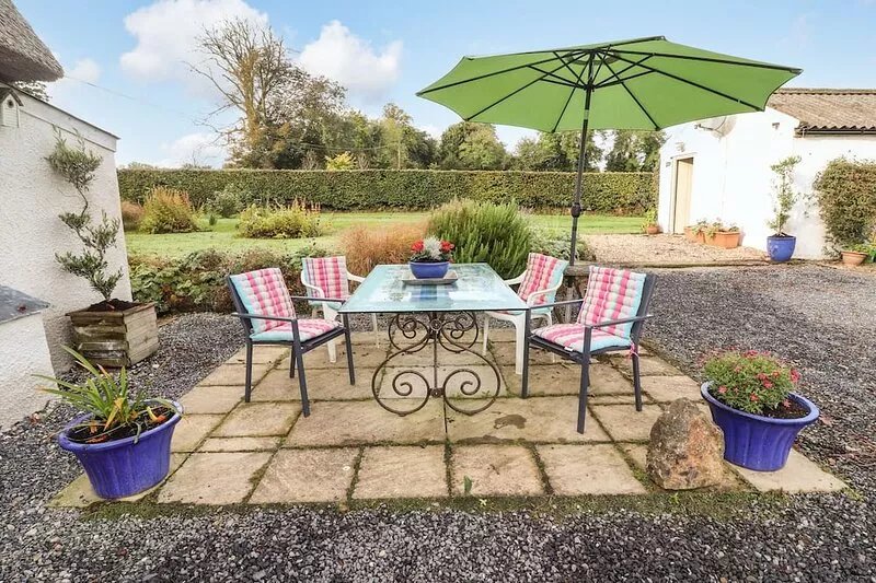 NEW THATCH FARM, family friendly in Knocklong, County Limerick