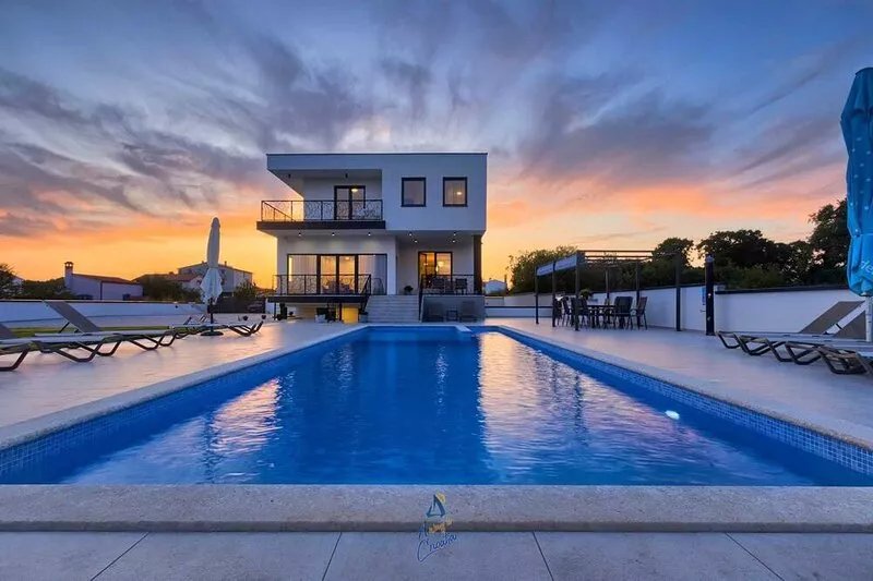Modern 6-BR villa for 12+2 with pool close to Pula