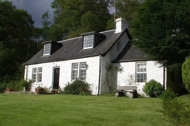Dubh Loch Cottage on the banks of Loch Lomond. Large garden. EV charging point