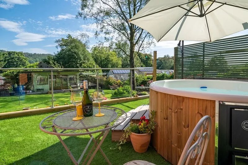 Honey Bee Shepherd's Hut - Wood-fired Hot Tub