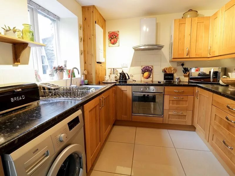 60 HYFRYDLE ROAD, pet friendly, character holiday cottage in Talysarn