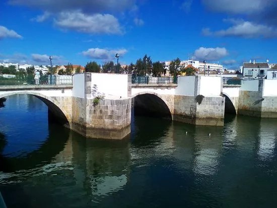 Ponte antiga sobre o Rio Gilao