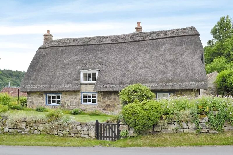 This beautiful 17th century detached thatched cottage overlooks Rievalux Abbey.