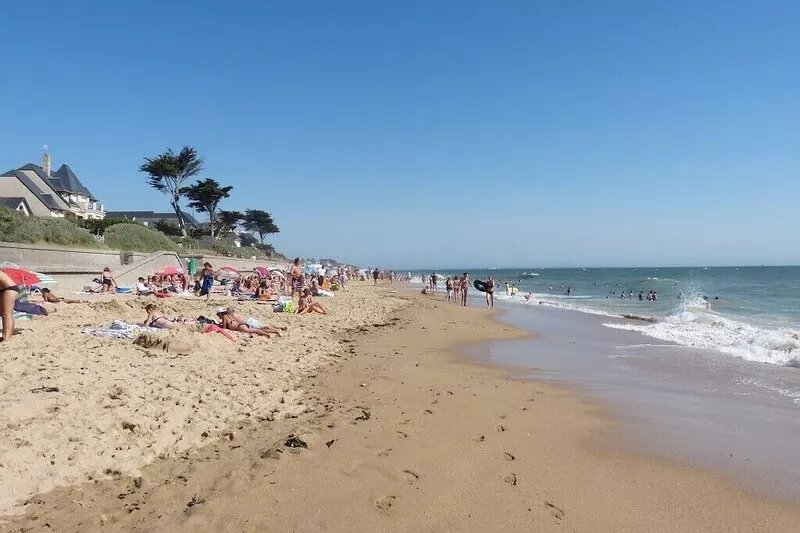 Holidays feet in the water. Direct access to the beach. high-speed Internet