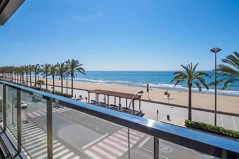 Sunny new apartment on the beachfront