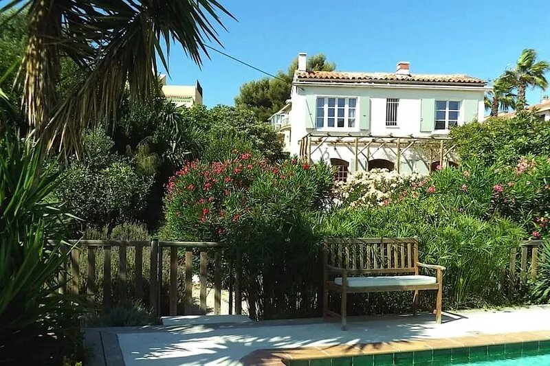 So close from the beach! Village house with garden and securised pool in Sanary