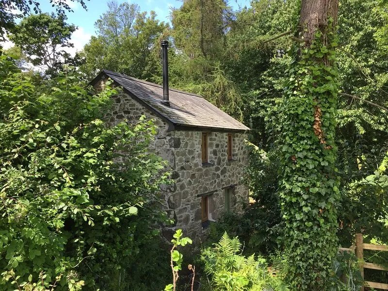 Secluded woodland cottage, close to SW Coast Path