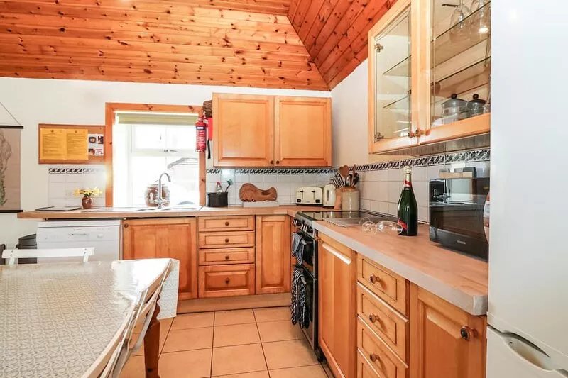 GARDEN COTTAGE, family friendly, with open fire in Lhanbryde