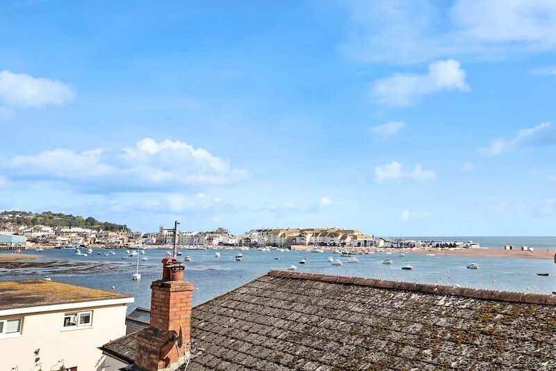 Beachside Village House withParking, sleeps 14 all en-suite, freshly renovated