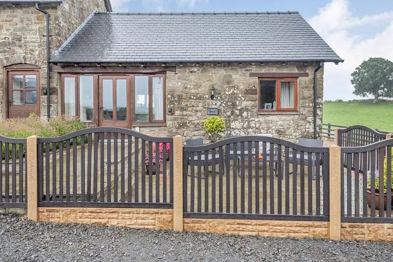 THE GRANARY, romantic, with a garden in Llanfair Caereinion