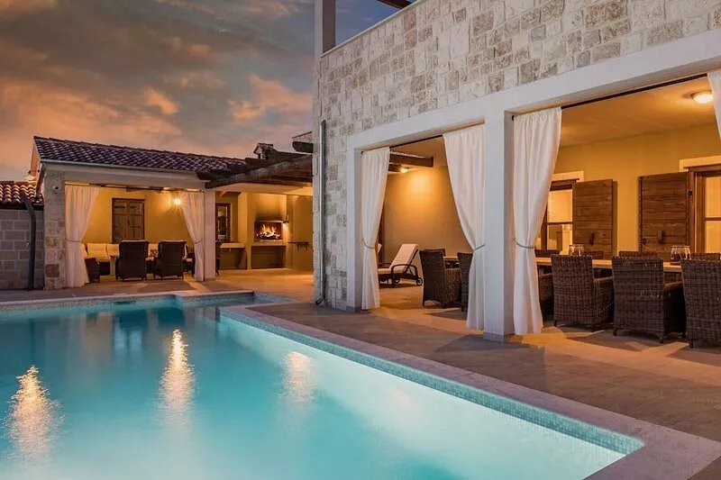 Villa Rajana for 14 persons with kids playground & pool heating in Central