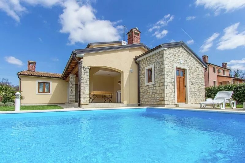 Majestic villa in Kmačići with private pool