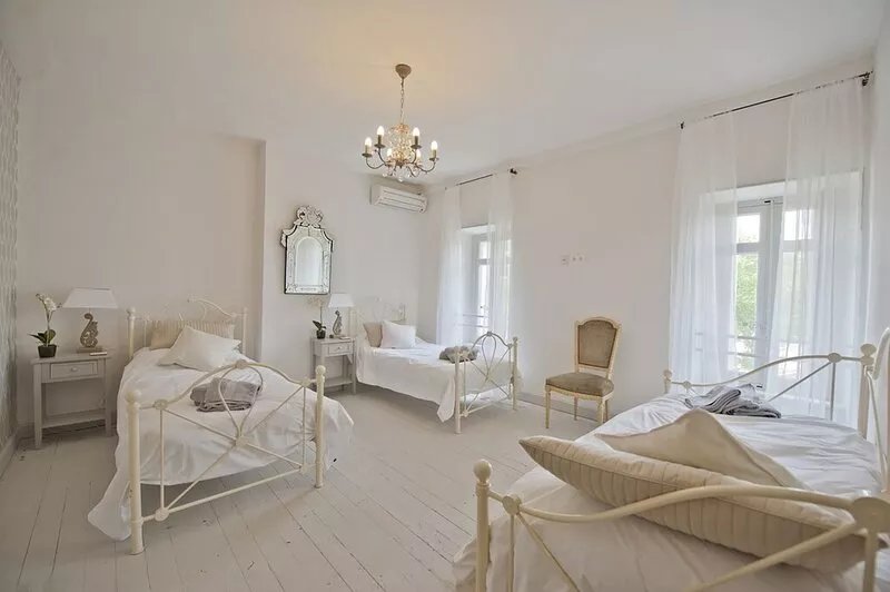 Wine Chateaux- South Of France 9 beds Sleeps 14-18 Heated Pool Garden Beaches Nr