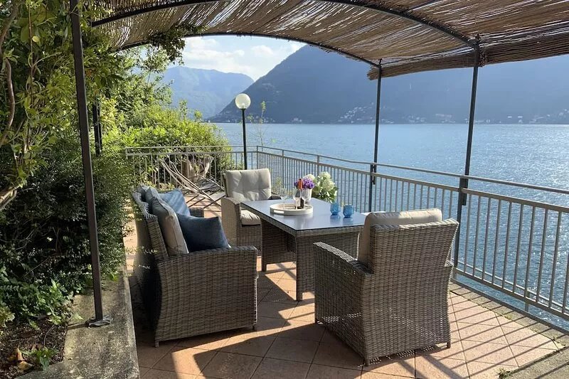 Outdoor Veranda w Lakefront Views, Lake Access & Swimming Dock