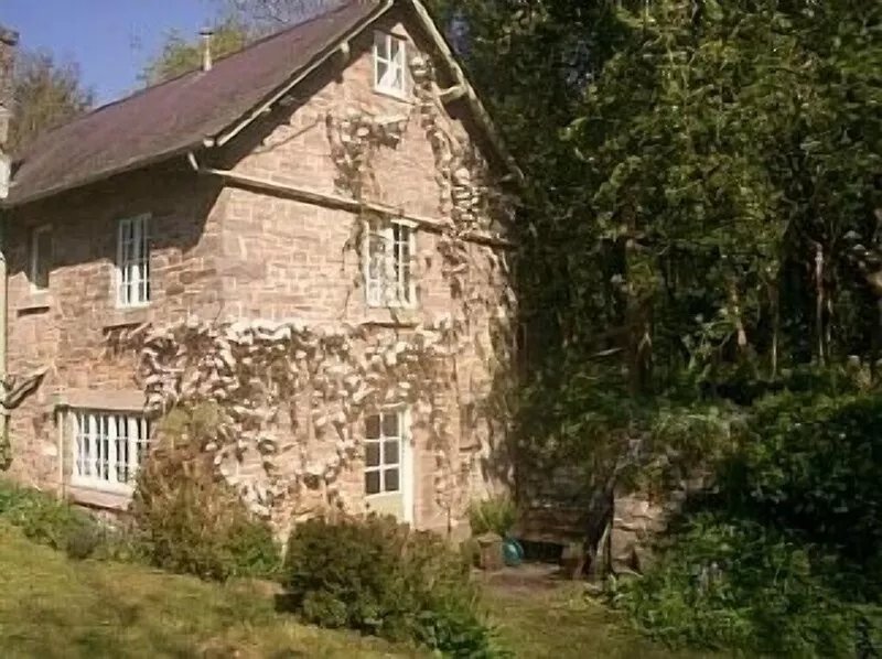 Riverside Cottage, Sleeps 7, Views to River & Woods, 1880's railway cottage