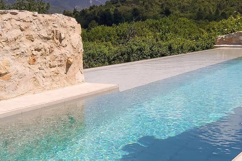 Remarkable architectural countryside appartment with far reaching views and pool