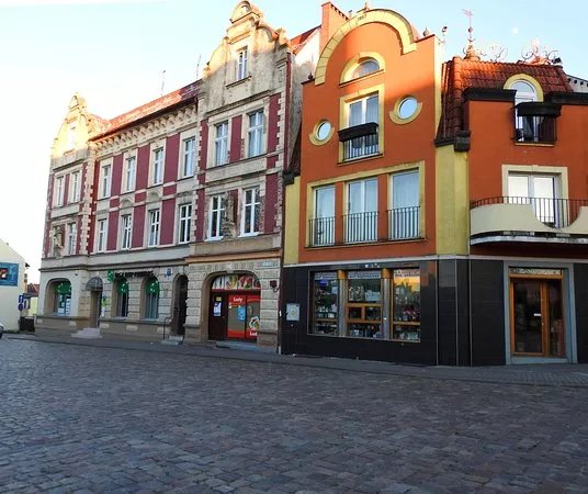 Rynek z XIX- wiecznymi kamienicami