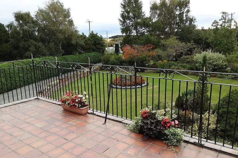 Bright, airy first floor apartment with balcony in rural location