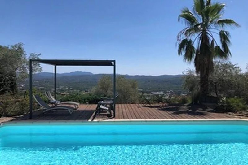 Villa with swimming pool, superb view, wooden pontoon, 3 min from the village