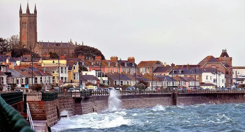 Delightful quiet space, very close to the town & promenade.