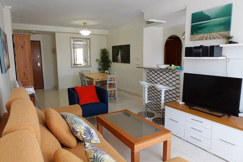 Beautiful 3 bed, 2 bathroom apt., pool view, AC, UK TV, 600 MB WiFi, 3 com pools