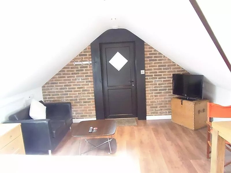 Detached 1st Floor Studio Flat