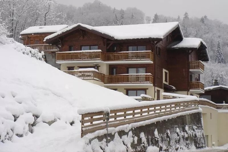 Luxury chalet/apartment next to slopes and restaurants (sleeps up to 8 people)