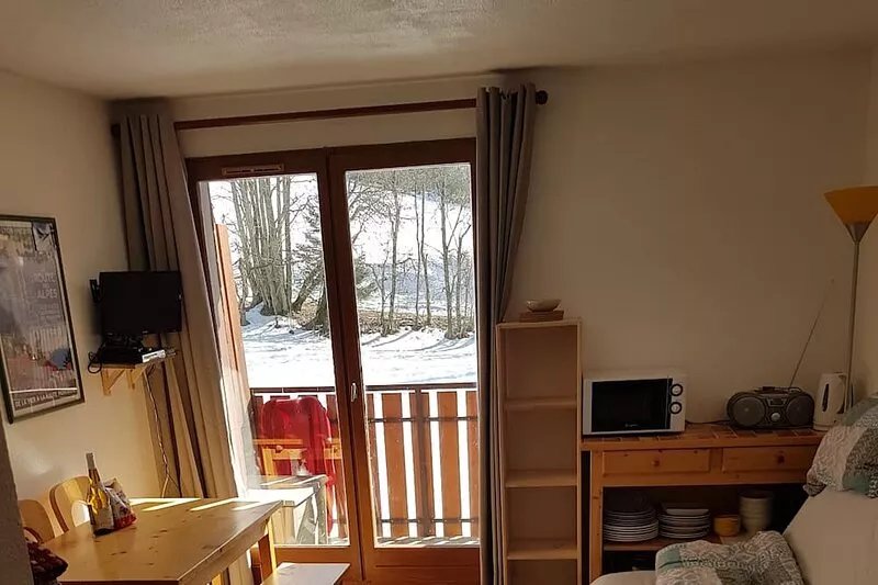 Studio Flat, Sleeps 4. Doorstep skiing with spectacular views and location.