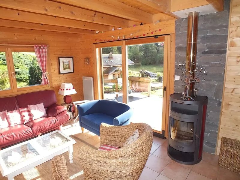 Charming chalet located on the edge of a lake with views of the ski slopes
