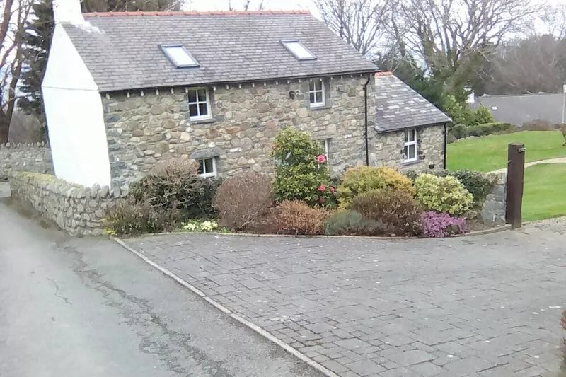 Quite country cottage. In easy reach of Town and beach.