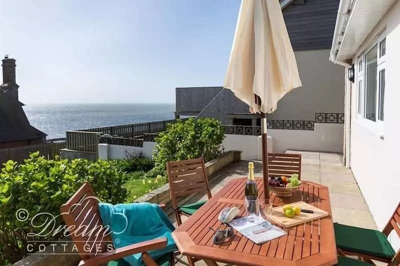 SEACLIFF, pet friendly, country holiday cottage in West Bay