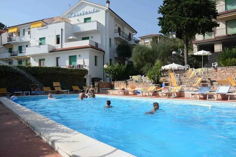 Spacious apartment with sea view, pool, parking space