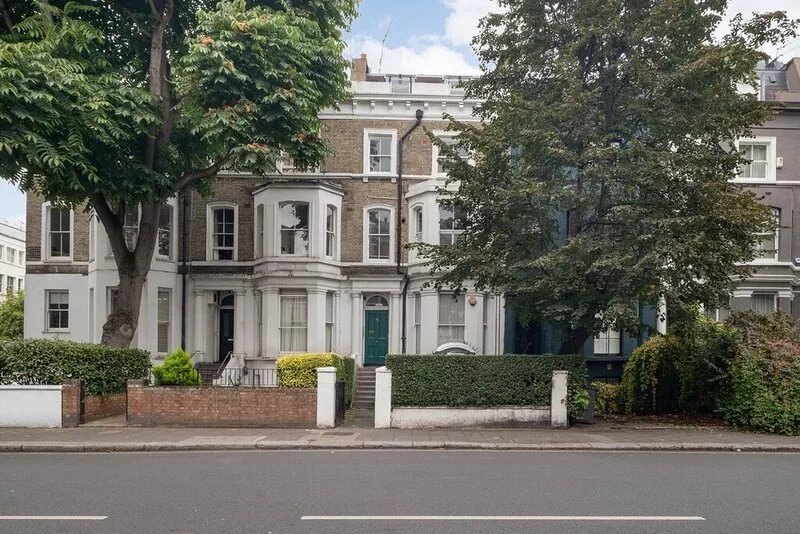 lovely one bedroom with high ceilings in Notting Hill