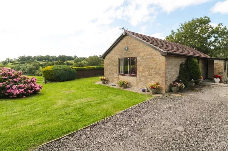 RYECROSS FARM COTTAGE, family friendly, with a garden in Shaftesbury