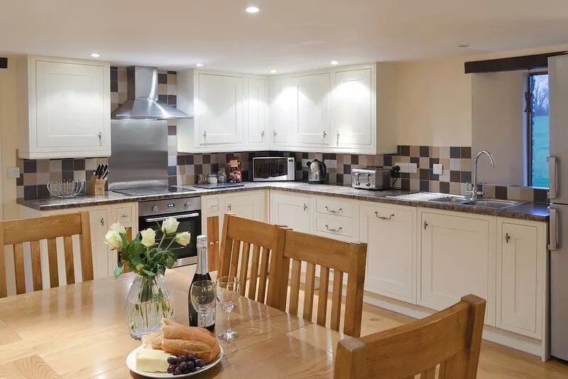 3 bedroom accommodation in Eastleigh, near Bideford