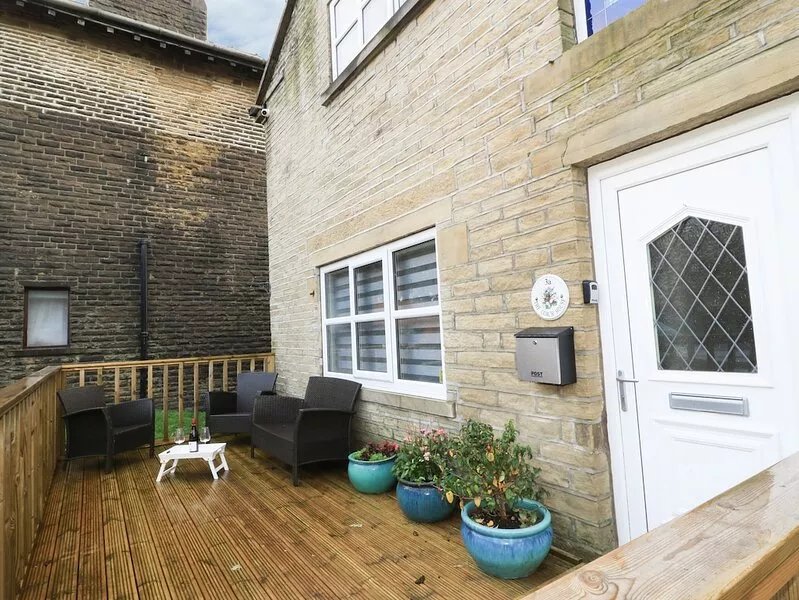 THE COACH HOUSE, pet friendly in Thornton, West Yorkshire