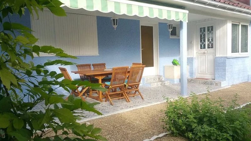 Quiet house and garden, 200 m from the lake, the cycle path and shops