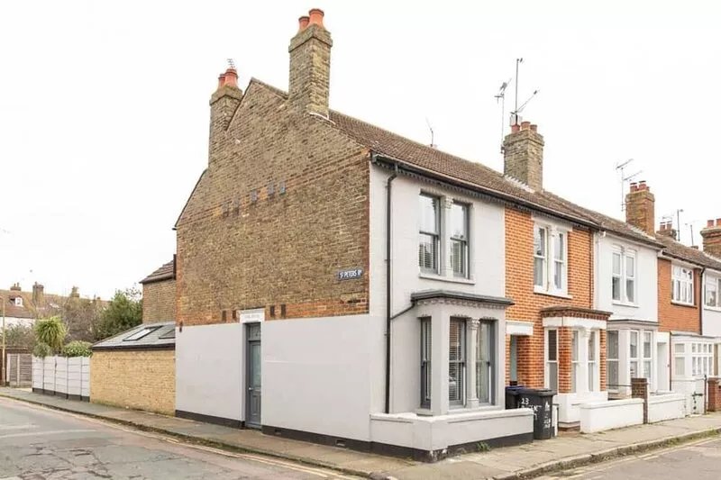 York House is a 3 bedroom house with private parking for 2 cars close to town