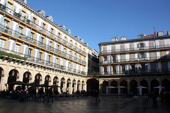 Konstituzio Plaza